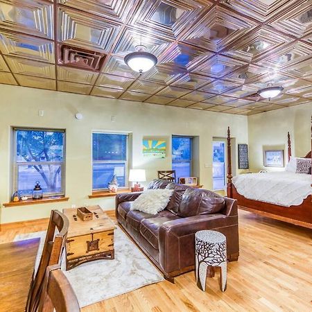 The Lovemore Inn~Hot Tub~Cheerful Carriage Home Делта Екстериор снимка