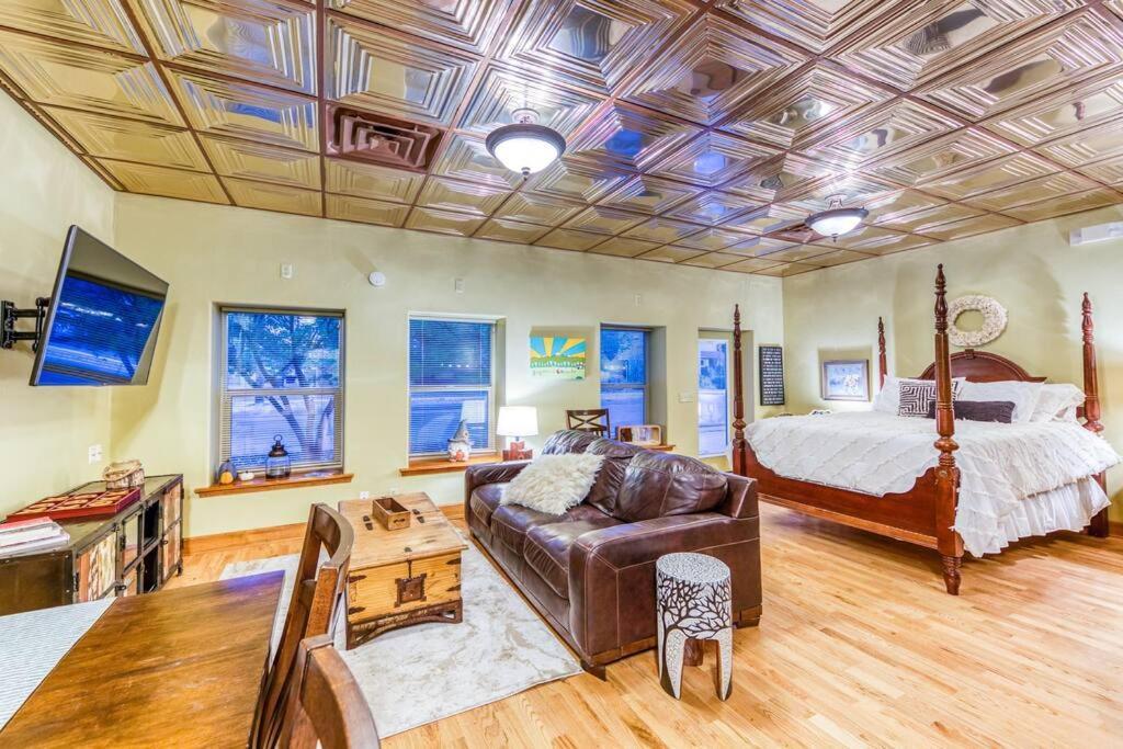 The Lovemore Inn~Hot Tub~Cheerful Carriage Home Делта Екстериор снимка