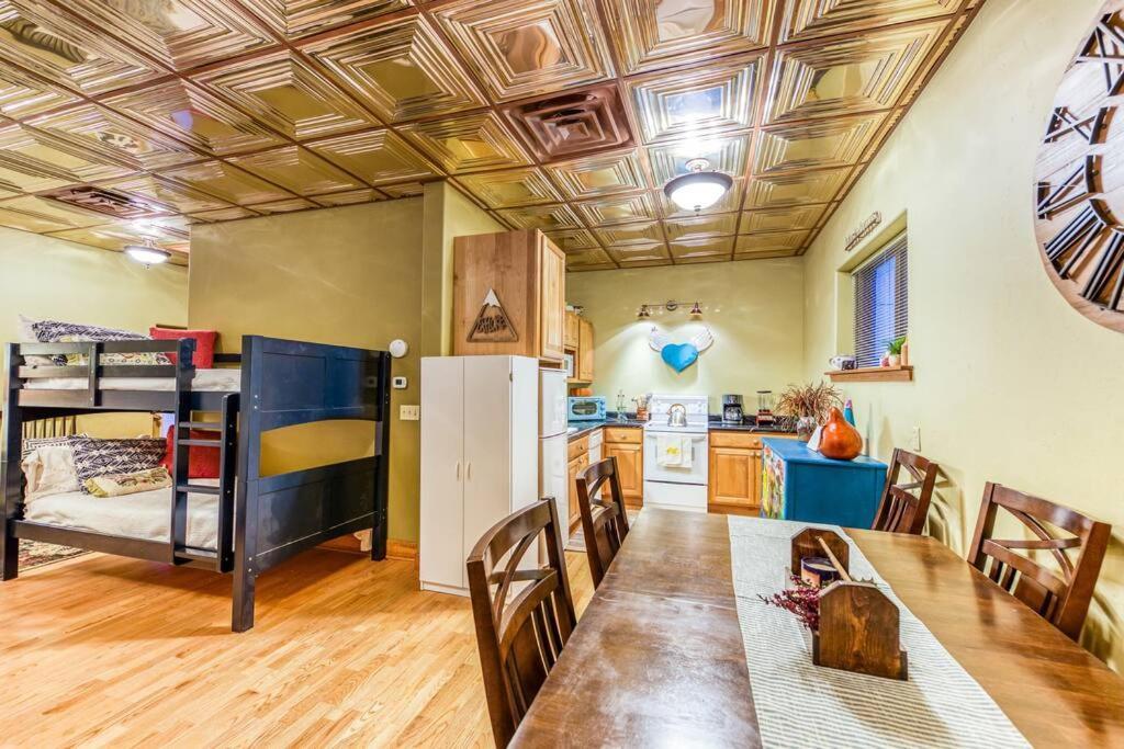 The Lovemore Inn~Hot Tub~Cheerful Carriage Home Делта Екстериор снимка