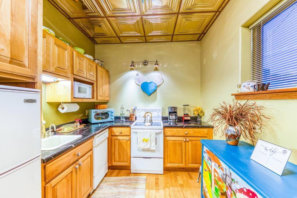 The Lovemore Inn~Hot Tub~Cheerful Carriage Home Делта Екстериор снимка
