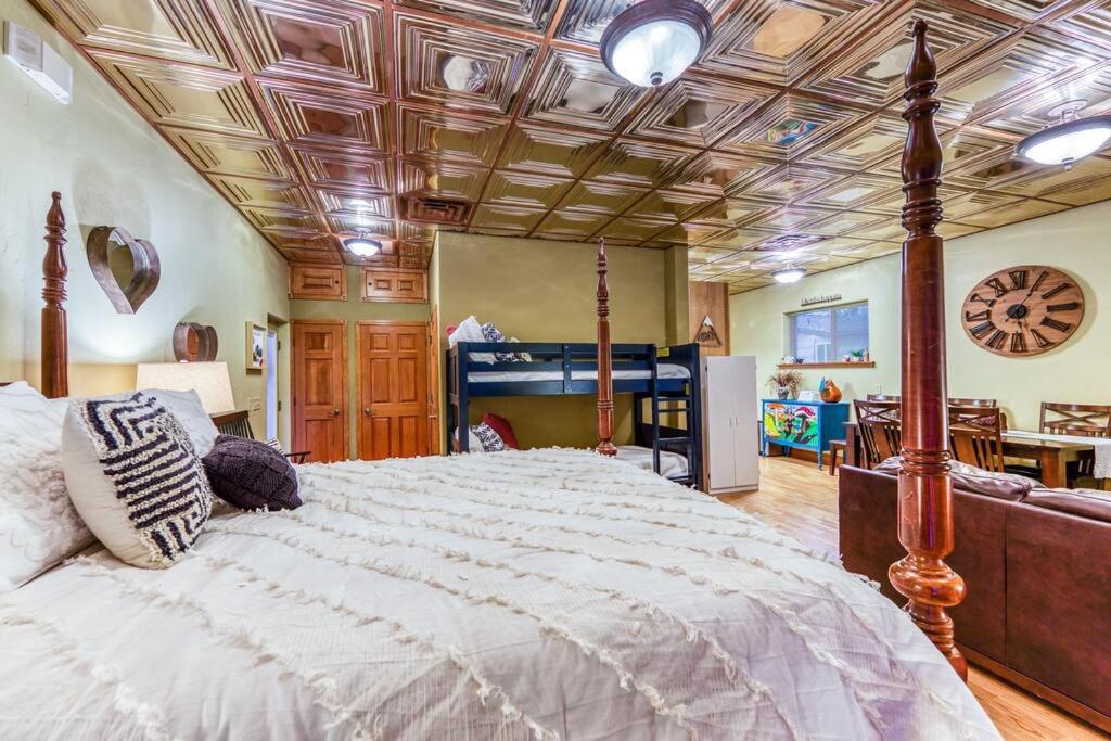 The Lovemore Inn~Hot Tub~Cheerful Carriage Home Делта Екстериор снимка