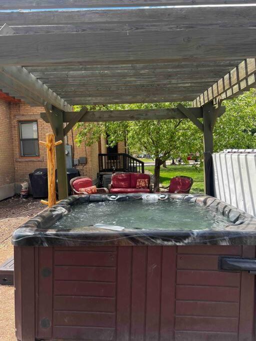 The Lovemore Inn~Hot Tub~Cheerful Carriage Home Делта Екстериор снимка