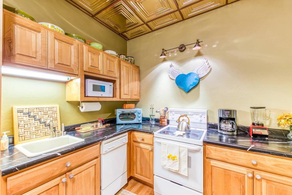 The Lovemore Inn~Hot Tub~Cheerful Carriage Home Делта Екстериор снимка