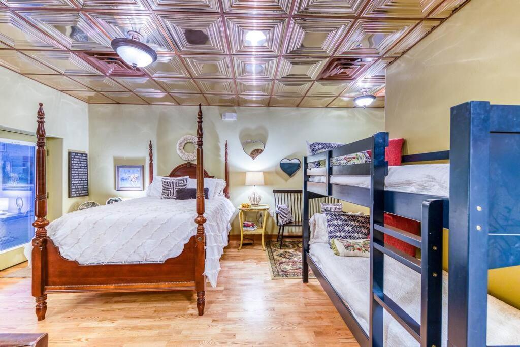 The Lovemore Inn~Hot Tub~Cheerful Carriage Home Делта Екстериор снимка