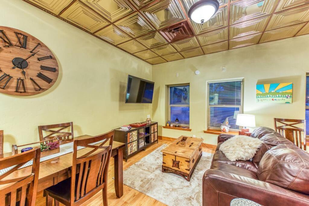 The Lovemore Inn~Hot Tub~Cheerful Carriage Home Делта Екстериор снимка